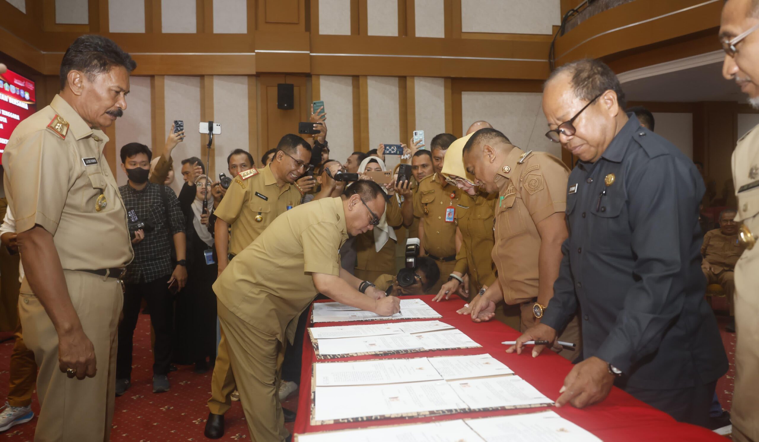 Teken Kesepatakan Bersama, PJ Gubernur: Tingkatkan Pendapatan Asli Daerah dari Sektor Pajak 3 IMG 20241015 WA0078 scaled