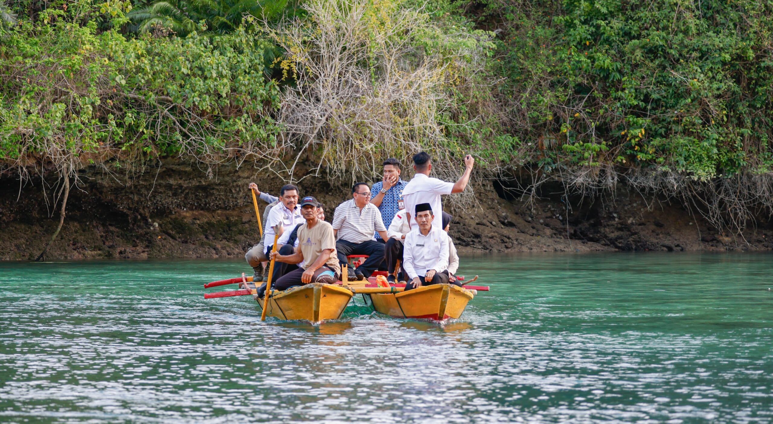 Pj Gubernur Sultra Puji Keindahan Pantai Napabale di Kabupaten Muna 1 IMG 20241017 WA0111 1 scaled