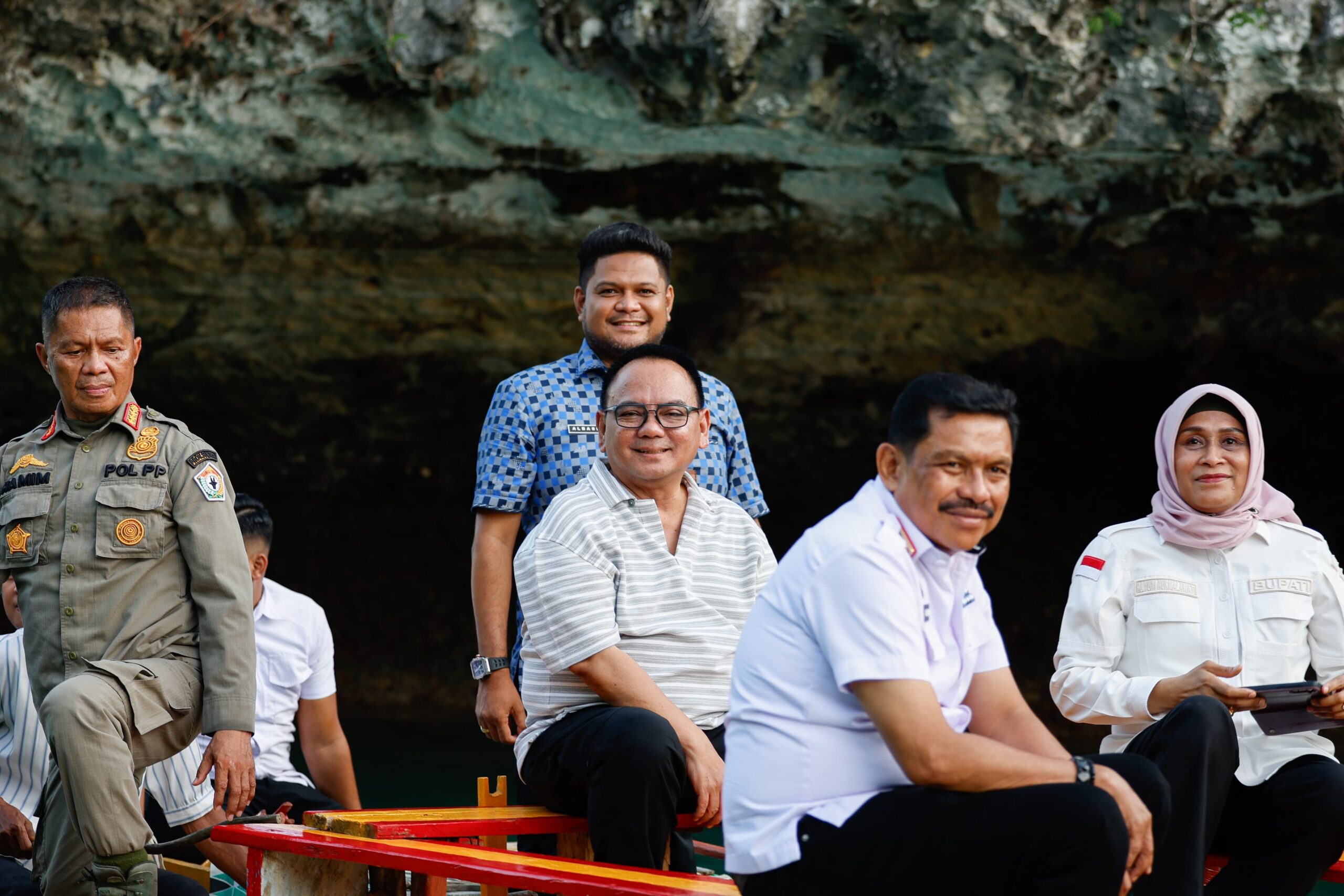 Pj Gubernur Sultra Puji Keindahan Pantai Napabale di Kabupaten Muna 4 IMG 20241017 WA0114 scaled