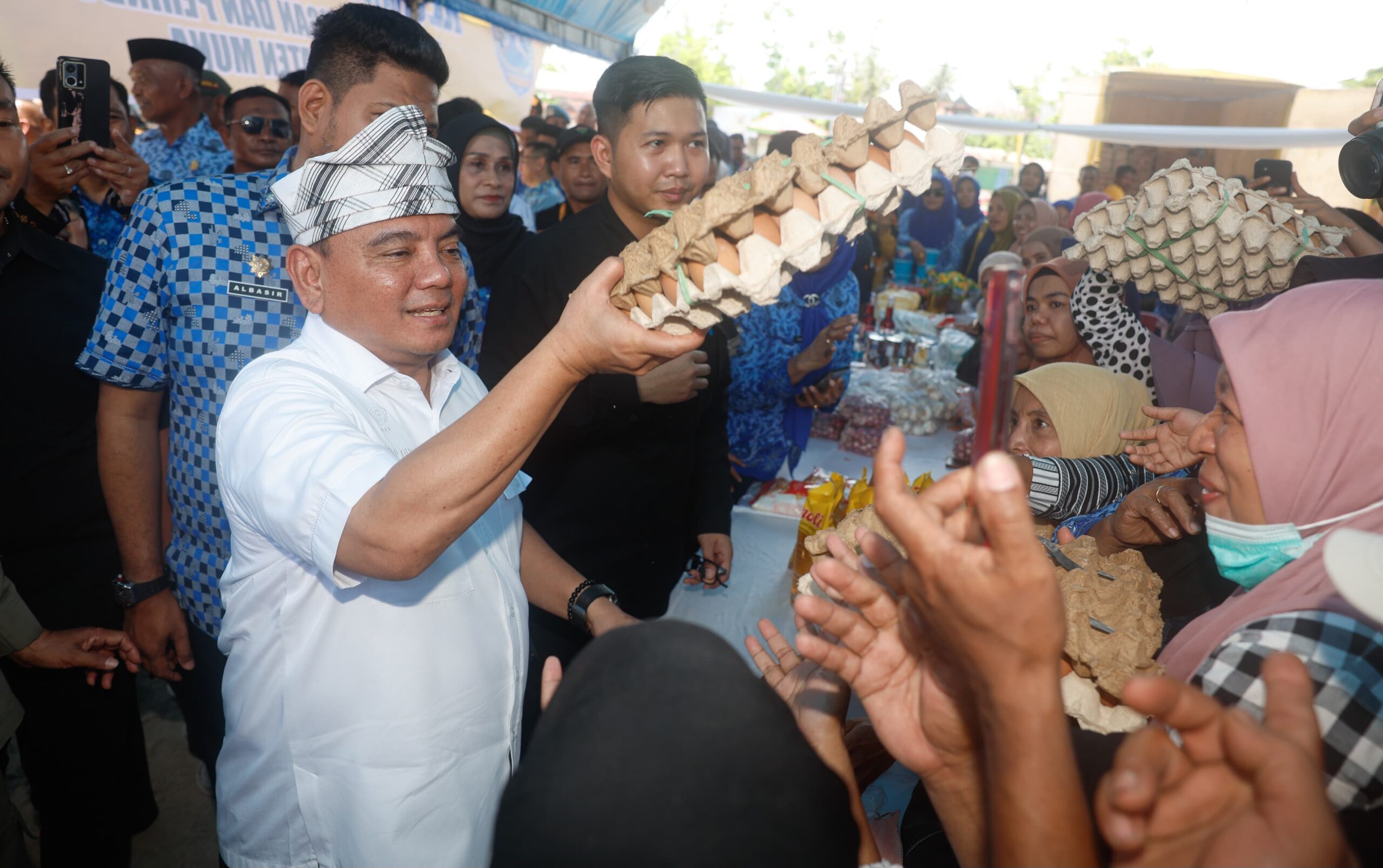 Selain Ajak ASN Jaga Netralitas, Pj Gubernur Sultra Salurkan Bantuan dan Tinjau Gerakan Pasar Murah di Muna 1 IMG 20241018 WA0017 1 scaled