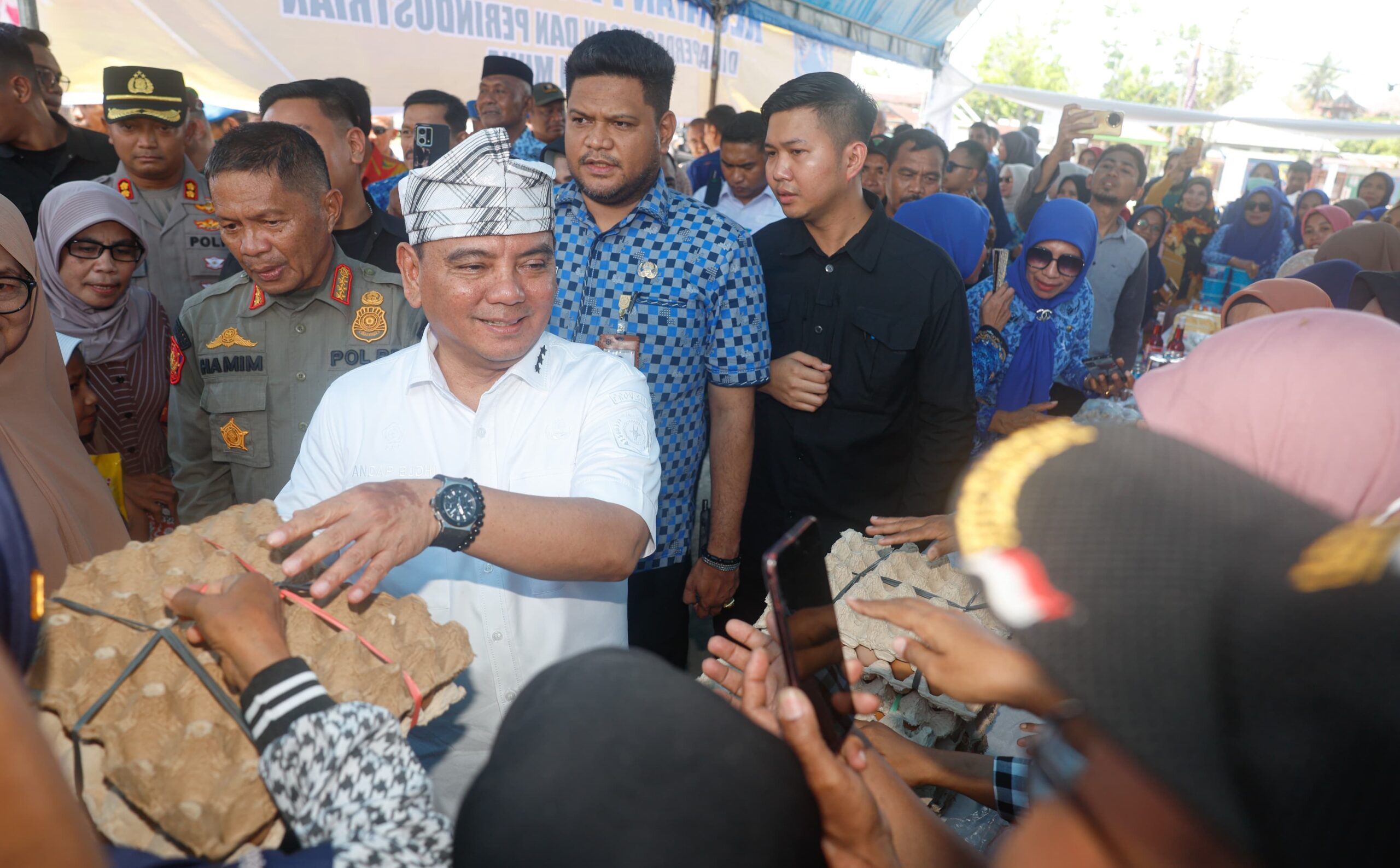 Selain Ajak ASN Jaga Netralitas, Pj Gubernur Sultra Salurkan Bantuan dan Tinjau Gerakan Pasar Murah di Muna 2 IMG 20241018 WA0020 scaled
