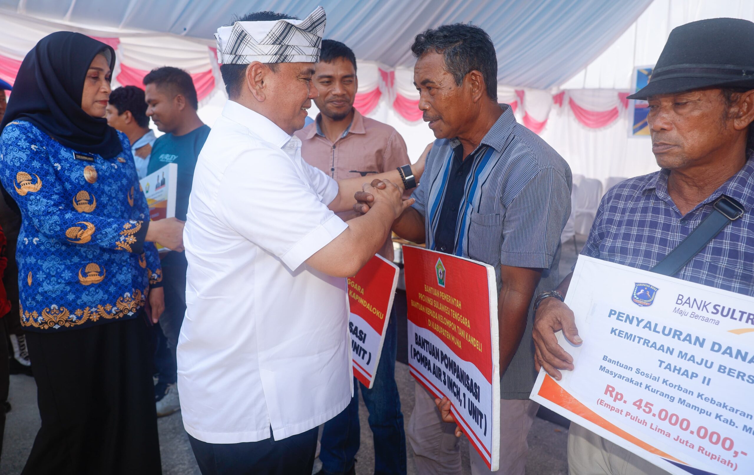 Selain Ajak ASN Jaga Netralitas, Pj Gubernur Sultra Salurkan Bantuan dan Tinjau Gerakan Pasar Murah di Muna 3 IMG 20241018 WA0024 scaled