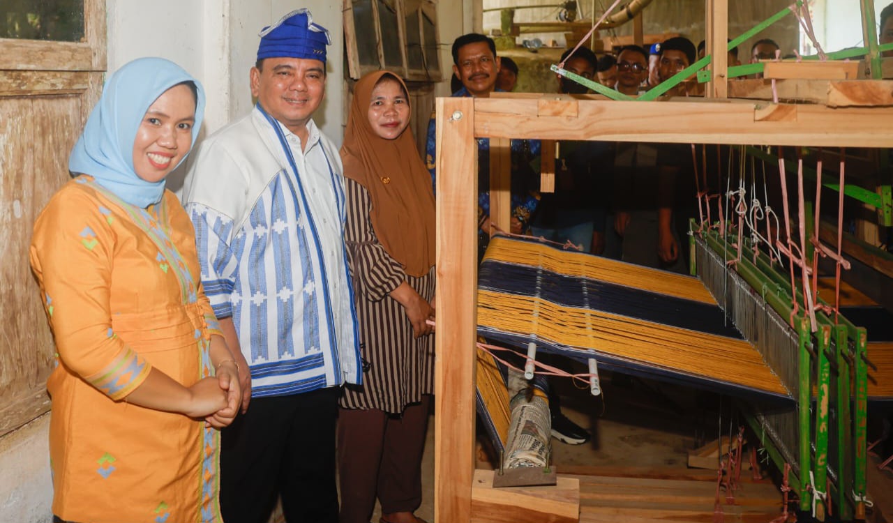 Kunjungi Kampung Masalili Muna, Pj Gubernur: Lestarikan Tenun dan Kembangkan UMKM 5 IMG 20241018 WA0070