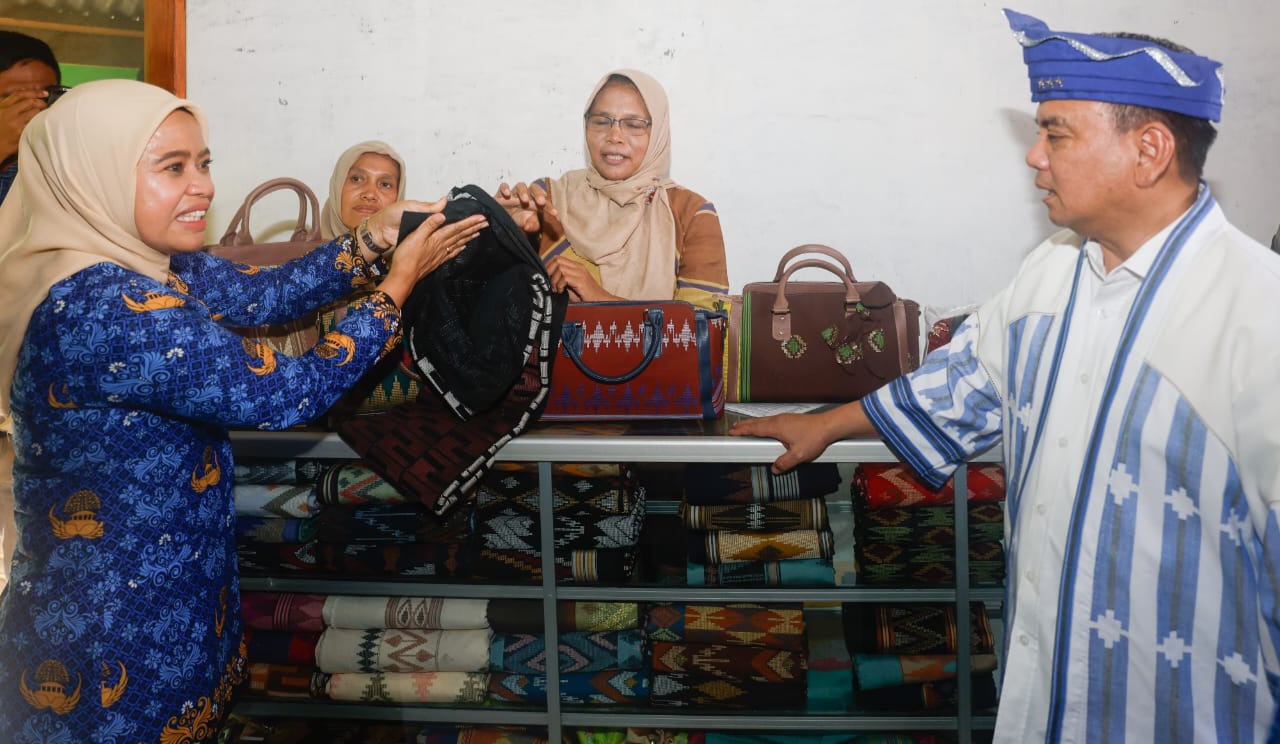 Kunjungi Kampung Masalili Muna, Pj Gubernur: Lestarikan Tenun dan Kembangkan UMKM 4 IMG 20241018 WA0073