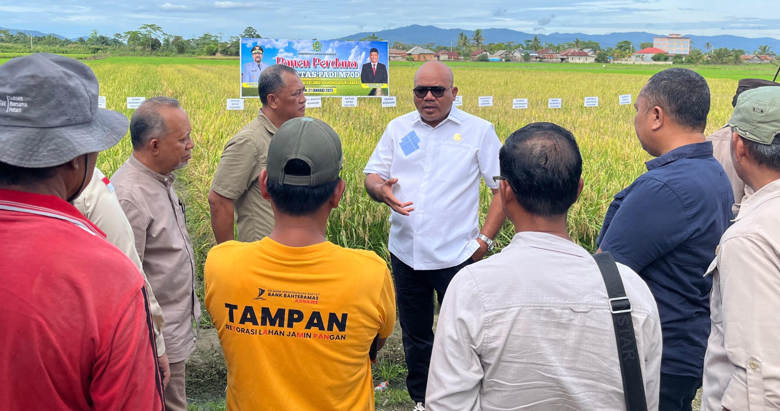 Panen Perdana Padi di Konawe, Ketua DPRD Sultra La Ode Tariala: Dorong Petani Berinovasi dan Sejahtera 2 IMG 20250127 WA0032 1 scaled