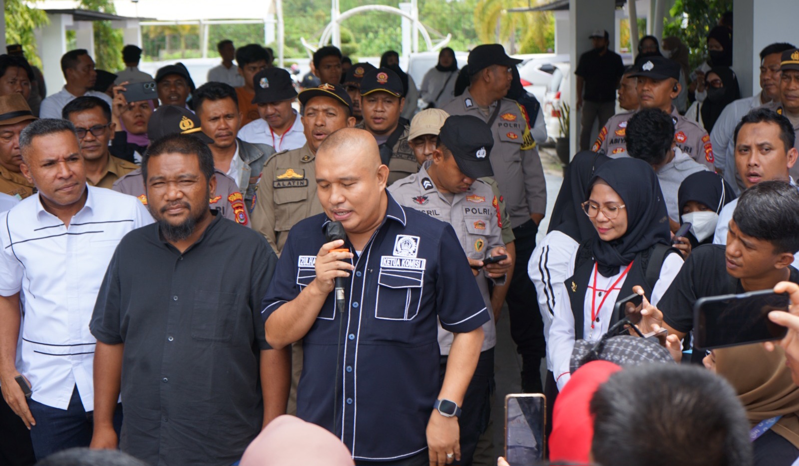 Ratusan Tenaga Honorer Geruduk DPRD Kota Kendari, Tuntut Pengangkatan sebagai PPPK 4 IMG 20250204 WA0018