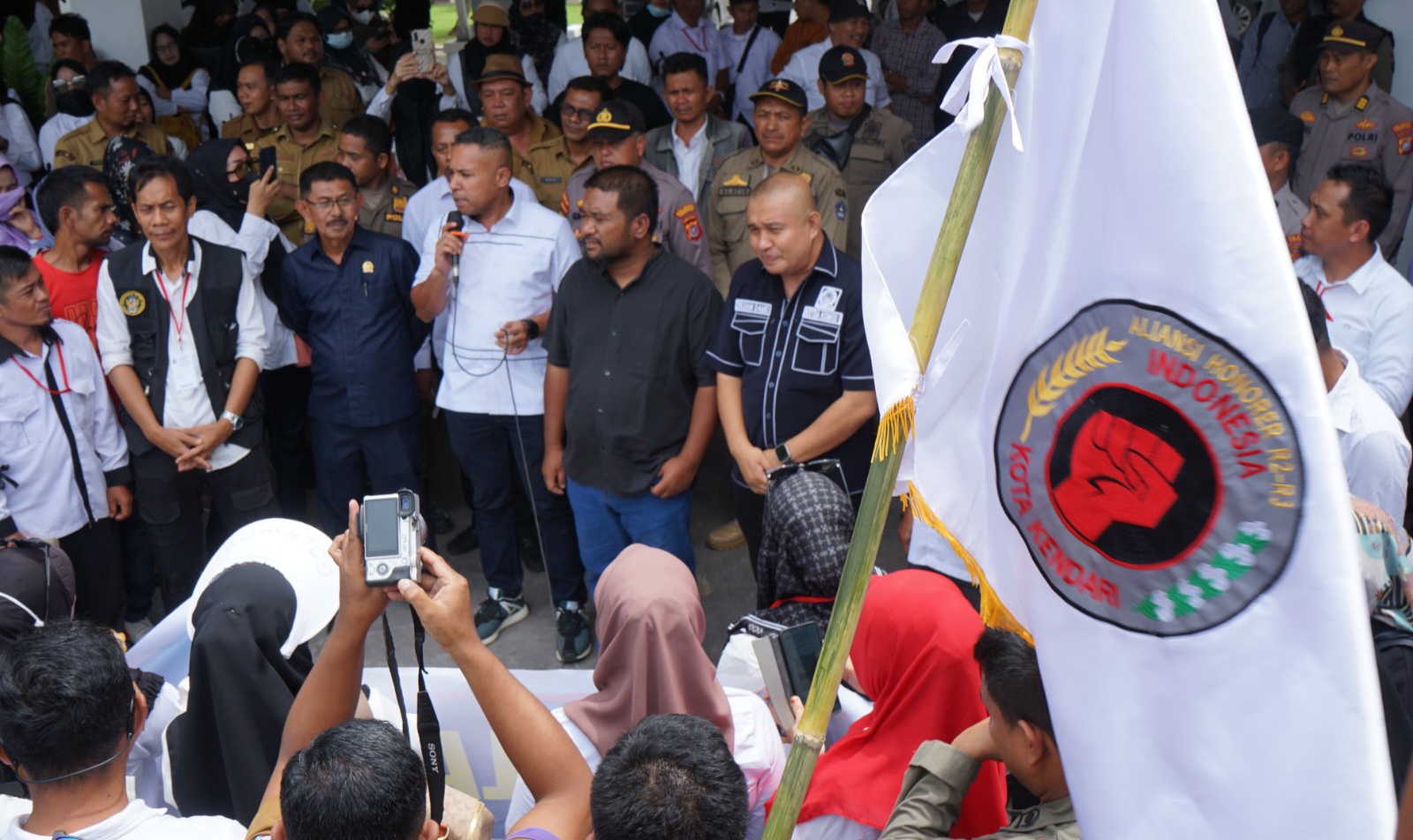Ratusan Tenaga Honorer Geruduk DPRD Kota Kendari, Tuntut Pengangkatan sebagai PPPK 3 IMG 20250204 WA0019