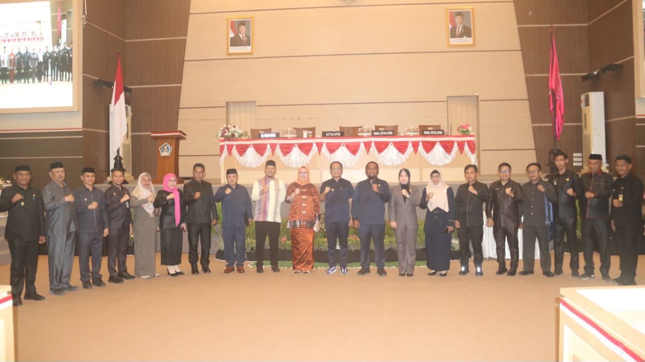 DPRD Kota Kendari Tetapkan Siska Karina Imran-Sudirman sebagai Wali Kota dan Wakil Wali Kota Terpilih 3 IMG 20250208 WA0065