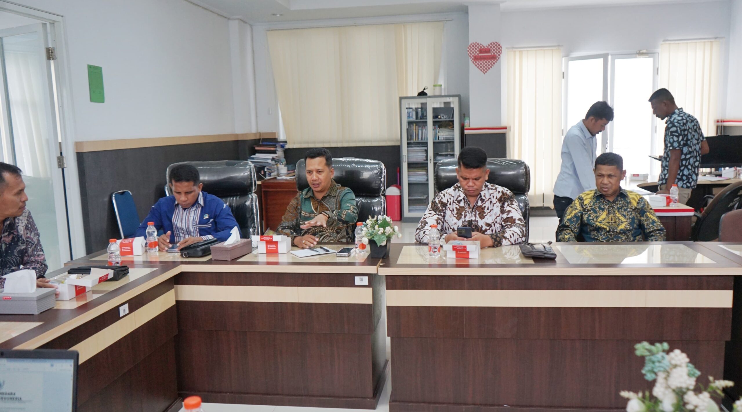 DPRD Buton Tengah Kunjungi DPRD Kota Kendari, Bahas Regulasi Minuman Beralkohol dan Tinjau Fasilitas 3 IMG 20250214 WA0025 scaled
