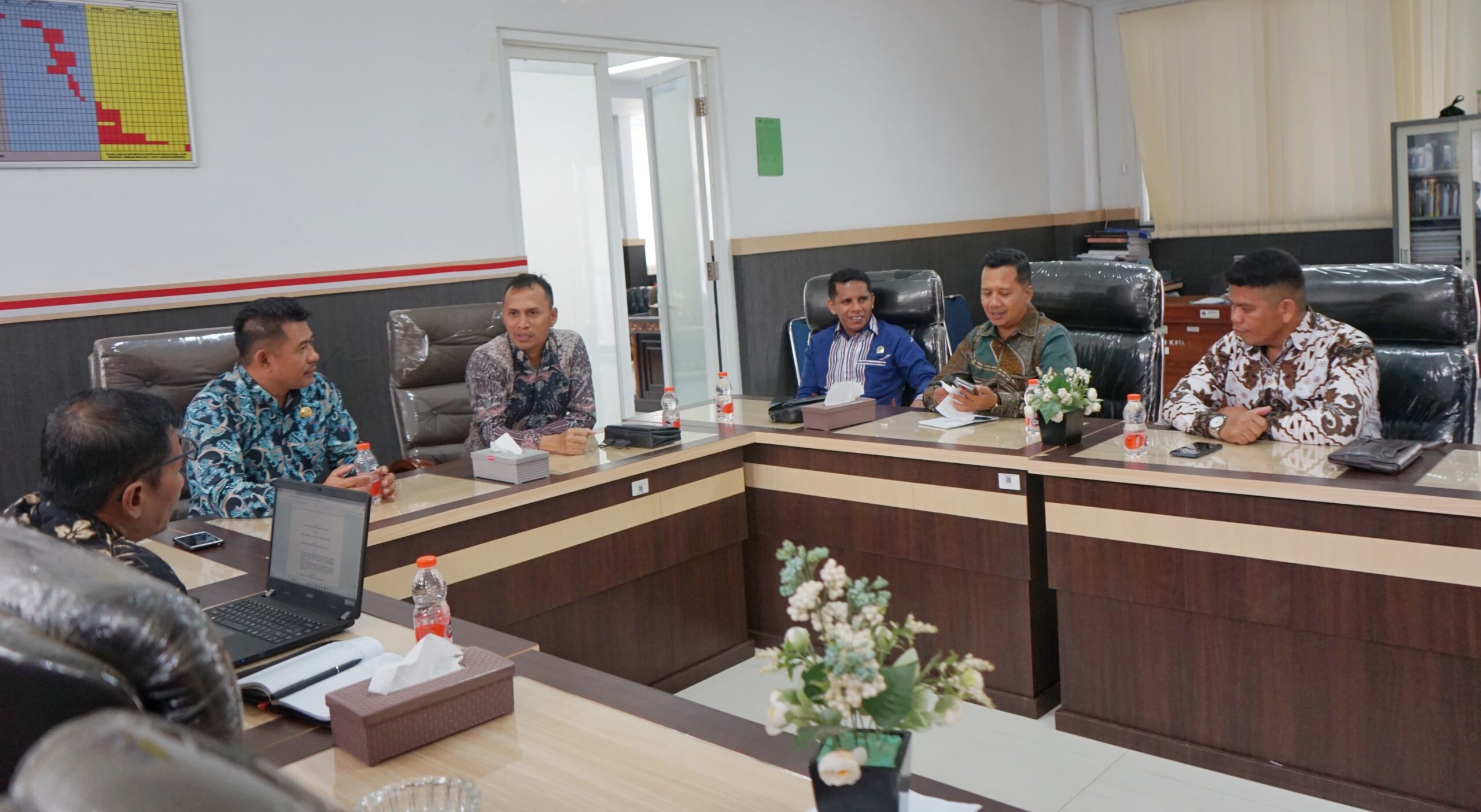 DPRD Buton Tengah Kunjungi DPRD Kota Kendari, Bahas Regulasi Minuman Beralkohol dan Tinjau Fasilitas 2 IMG 20250214 WA0027 scaled