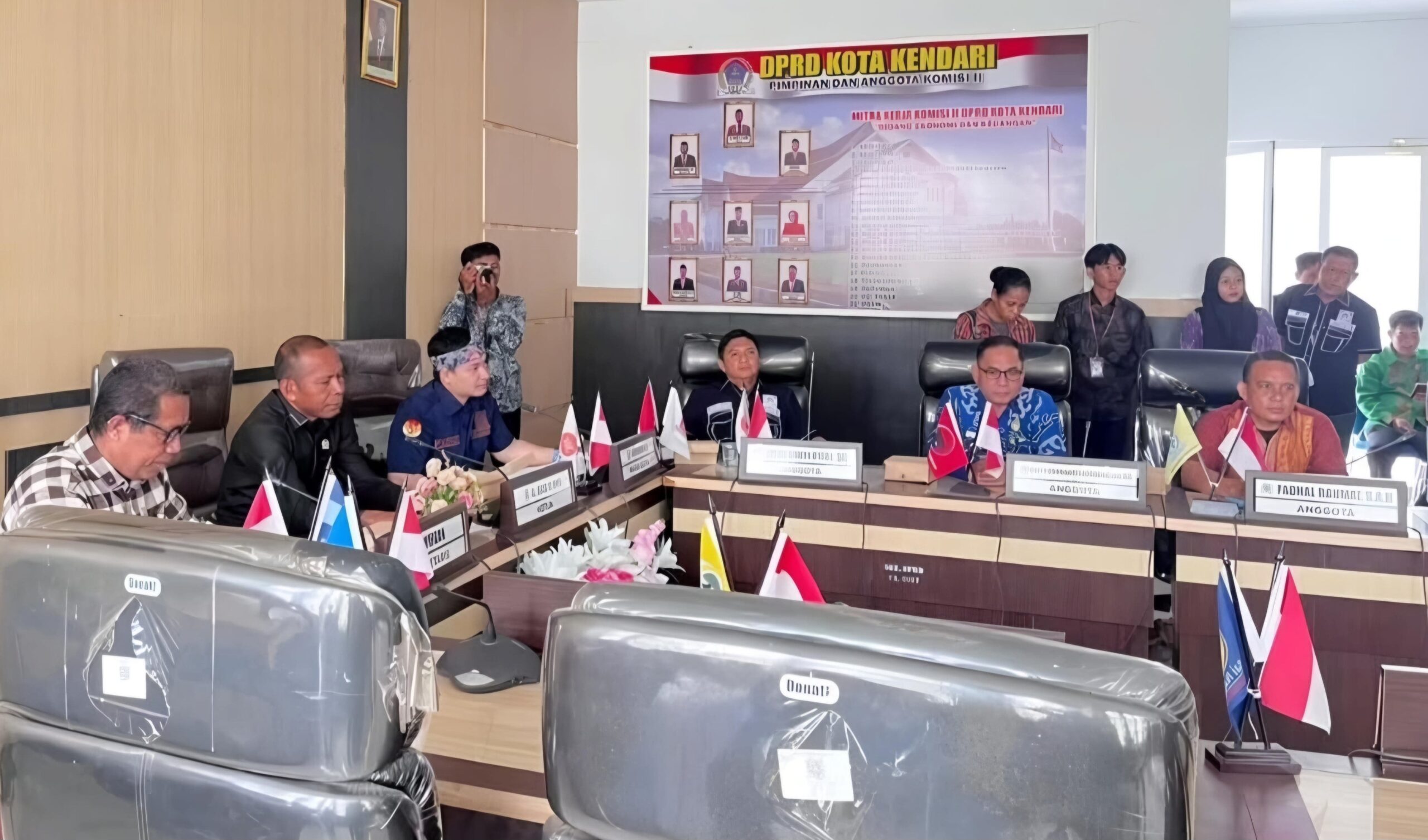 Komisi II DPRD Kota Kendari Tegaskan Tanggung Jawab Pengelola Pasar Sentral dalam Keselamatan Pengunjung 2 IMG 20250225 WA0052 scaled