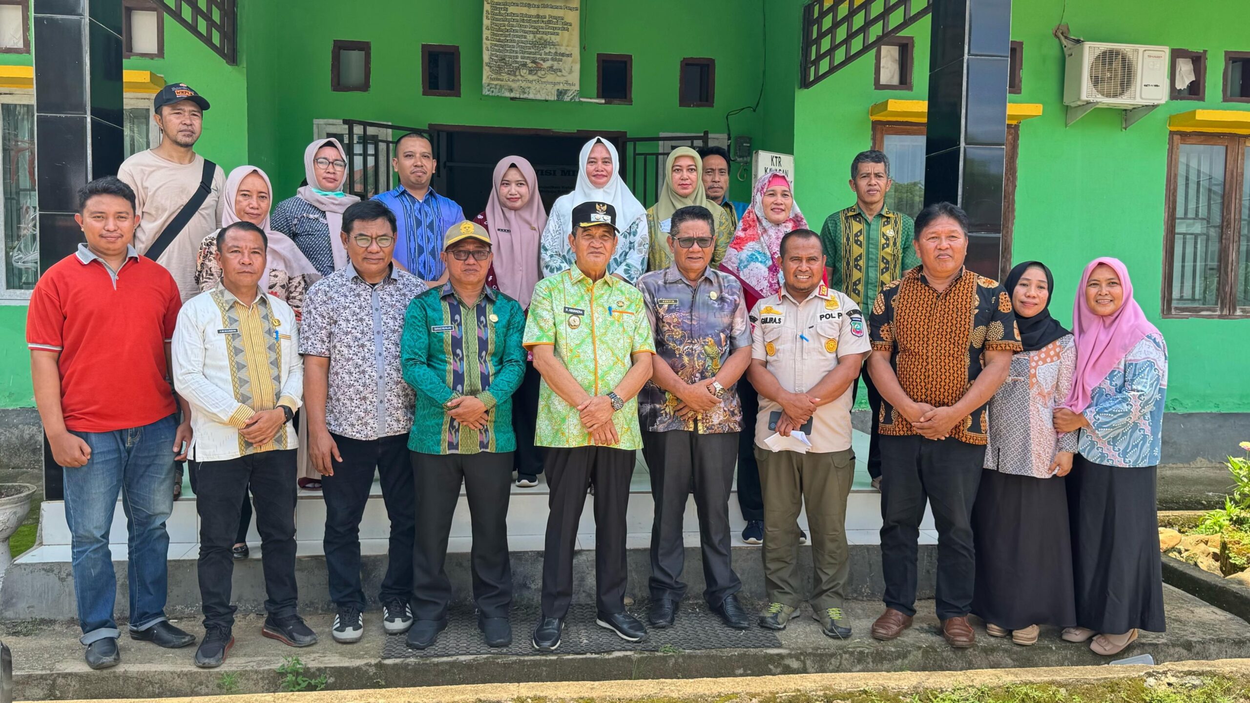 Hari Kedua Sidak, Wakil Bupati Konawe Utara Pantau Kedisiplinan ASN di Dinas Ketahanan Pangan 2 IMG 20250307 WA0013 scaled