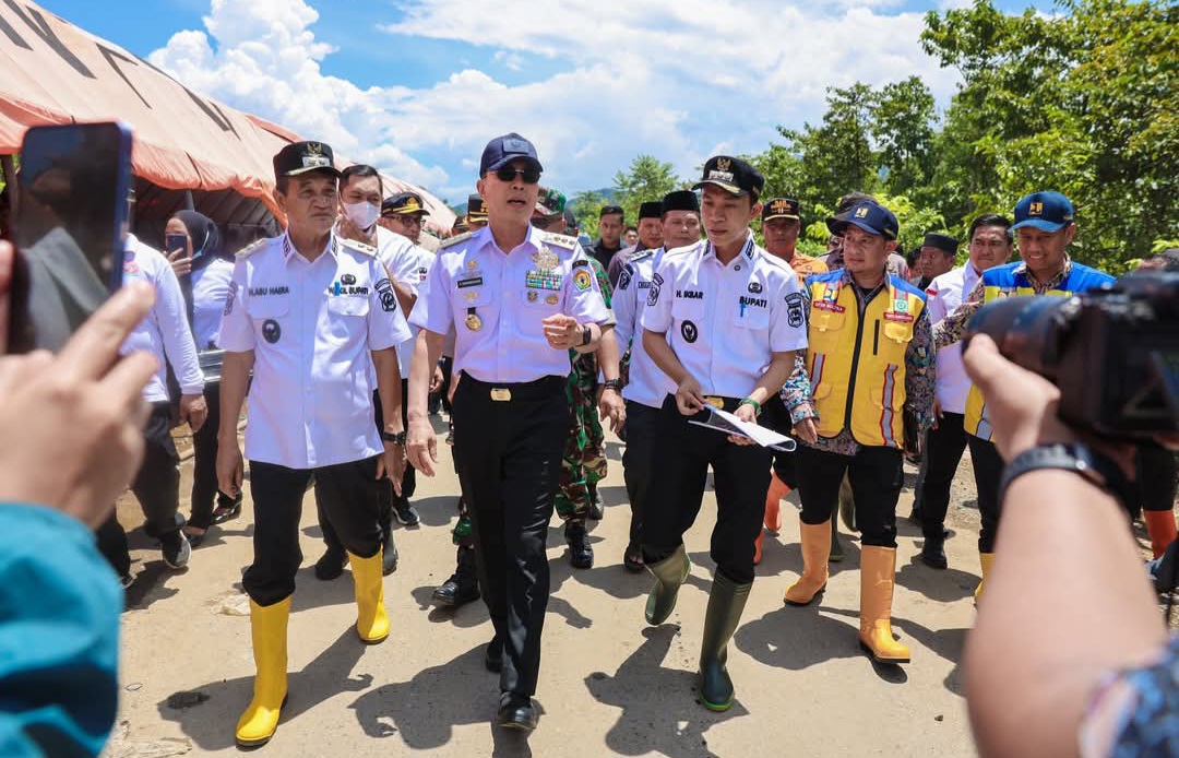 Langkah Cepat Gubernur Sultra Atasi Banjir di Konawe Utara 2 FB IMG 1746937144370