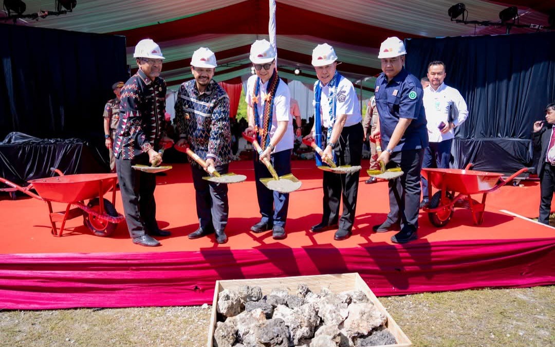 Gubernur Sultra dan Menkes Letakkan Batu Pertama RSUD Buton Tengah 3 FB IMG 1747114565479