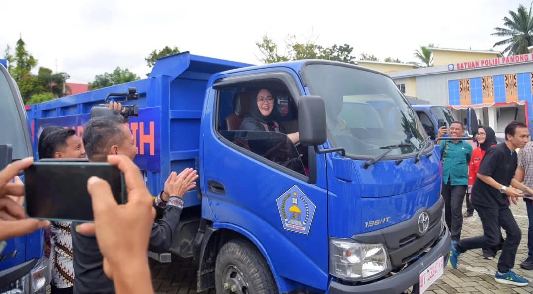 Dukung Penanganan Sampah, DPRD Kota Kendari: Langkah Konkret Wali Kota Serahkan 6 Mobil ke DLHK 3 FB IMG 1751598174003