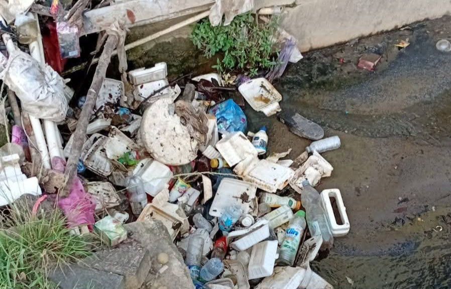 Camat Mandonga Tinjau Pembersihan Drainase di Jalan Syech Yusuf 3 FB IMG 1752766134012