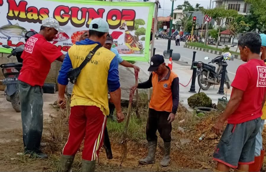 Camat Mandonga Tinjau Pembersihan Drainase Tersumbat di Jalan Supu Yusuf 4 FB IMG 1752766198901