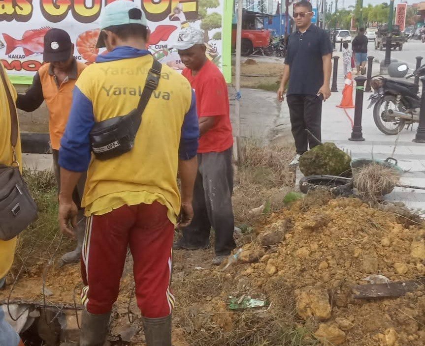 Camat Mandonga Tinjau Pembersihan Drainase Tersumbat di Jalan Supu Yusuf 2 FB IMG 1752766203564
