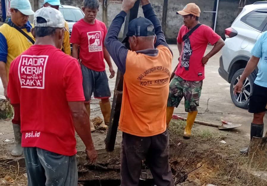 Camat Mandonga Tinjau Pembersihan Drainase Tersumbat di Jalan Supu Yusuf 3 FB IMG 1752766207686