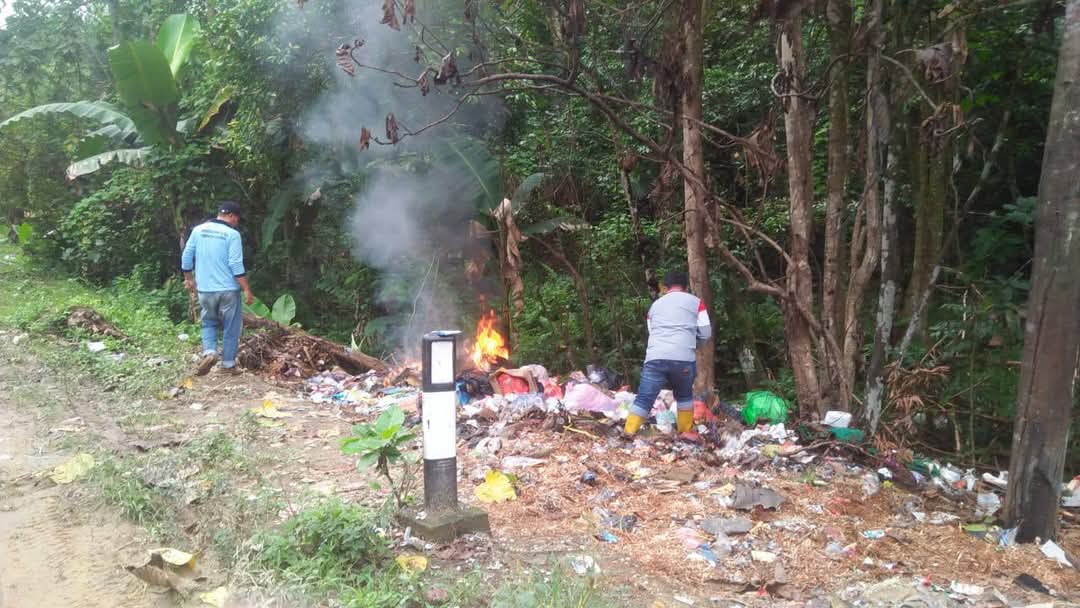 Aksi Jumat Bersih di Mandonga: Camat, Lurah, dan RT/RW Bergerak Bersihkan Drainase demi Kota Bebas Banjir 4 FB IMG 1752804465290