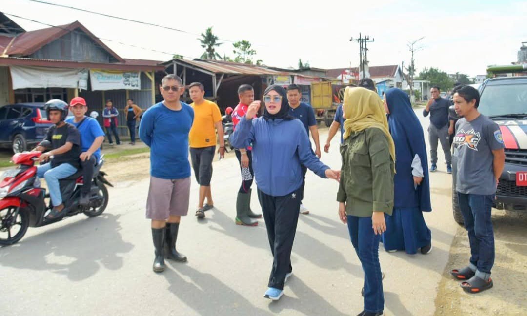 Wali Kota Kendari Tinjau Langsung Pembersihan Drainase Tersumbat di Kecamatan Mandonga 4 FB IMG 1752850171047