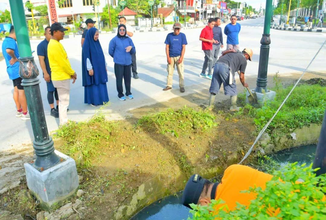 Wali Kota Kendari Tinjau Langsung Pembersihan Drainase Tersumbat di Kecamatan Mandonga 3 FB IMG 1752850184224