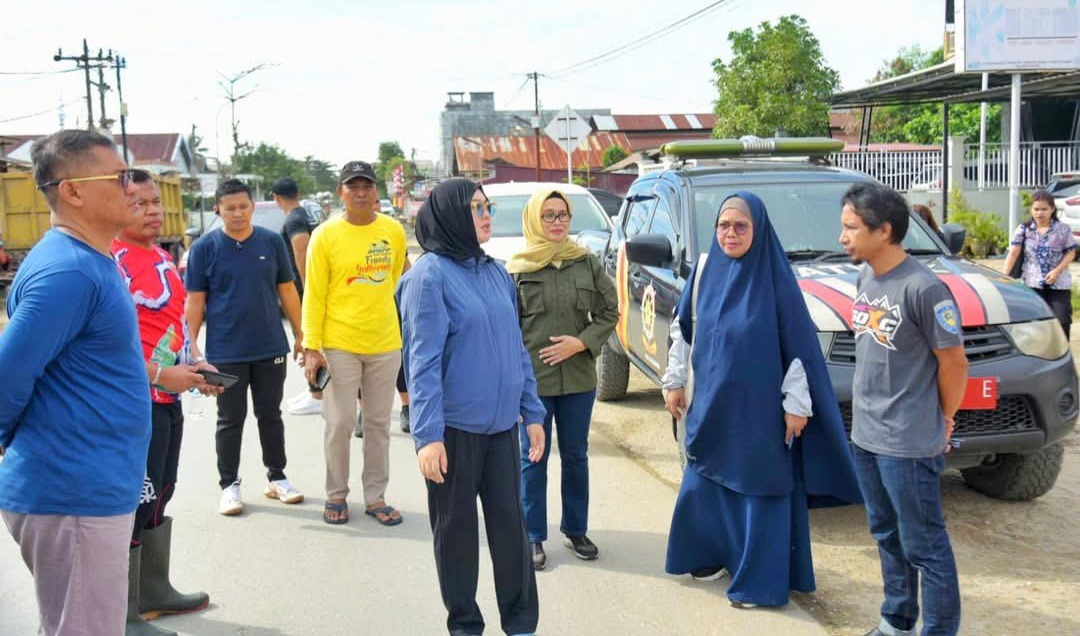 Wali Kota Kendari Tinjau Langsung Pembersihan Drainase Tersumbat di Kecamatan Mandonga 2 FB IMG 1752850207764