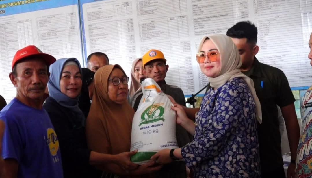 Puluhan Ribu Warga Terima Bantuan Beras, Camat Puuwatu: Ini Bukti Nyata Kepedulian Wali Kota 3 FB IMG 1752854296914