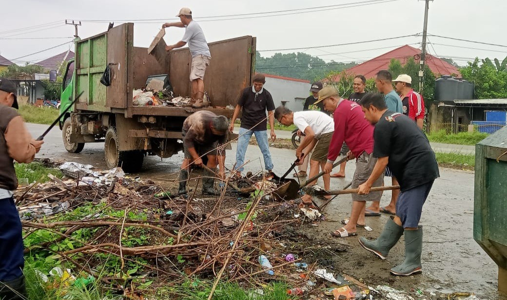 Cegah Banjir dan DBD, Camat Puuwatu Rutin Bersihkan Drainase dan Gratiskan Layanan Kesehatan 2 IMG 20250703 WA0006