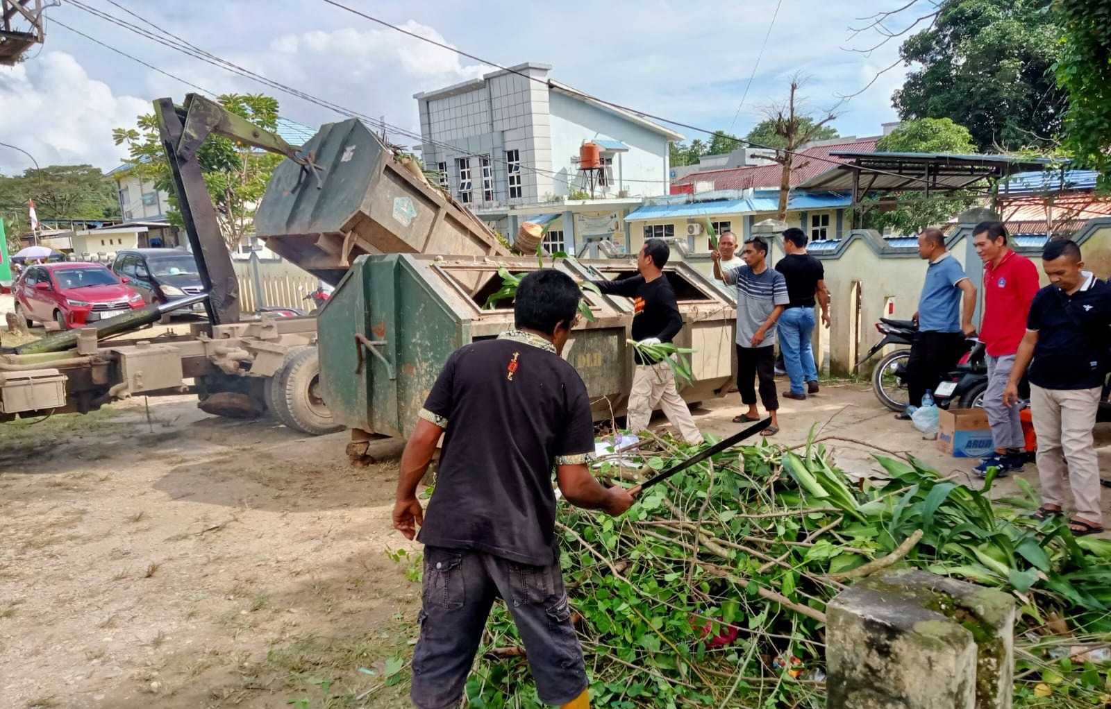 Rutin Gelar Aksi Bersih Lingkungan, Camat Puuwatu: Cegah Banjir dan Ciptakan Kenyamanan Warga 3 IMG 20250704 WA0037