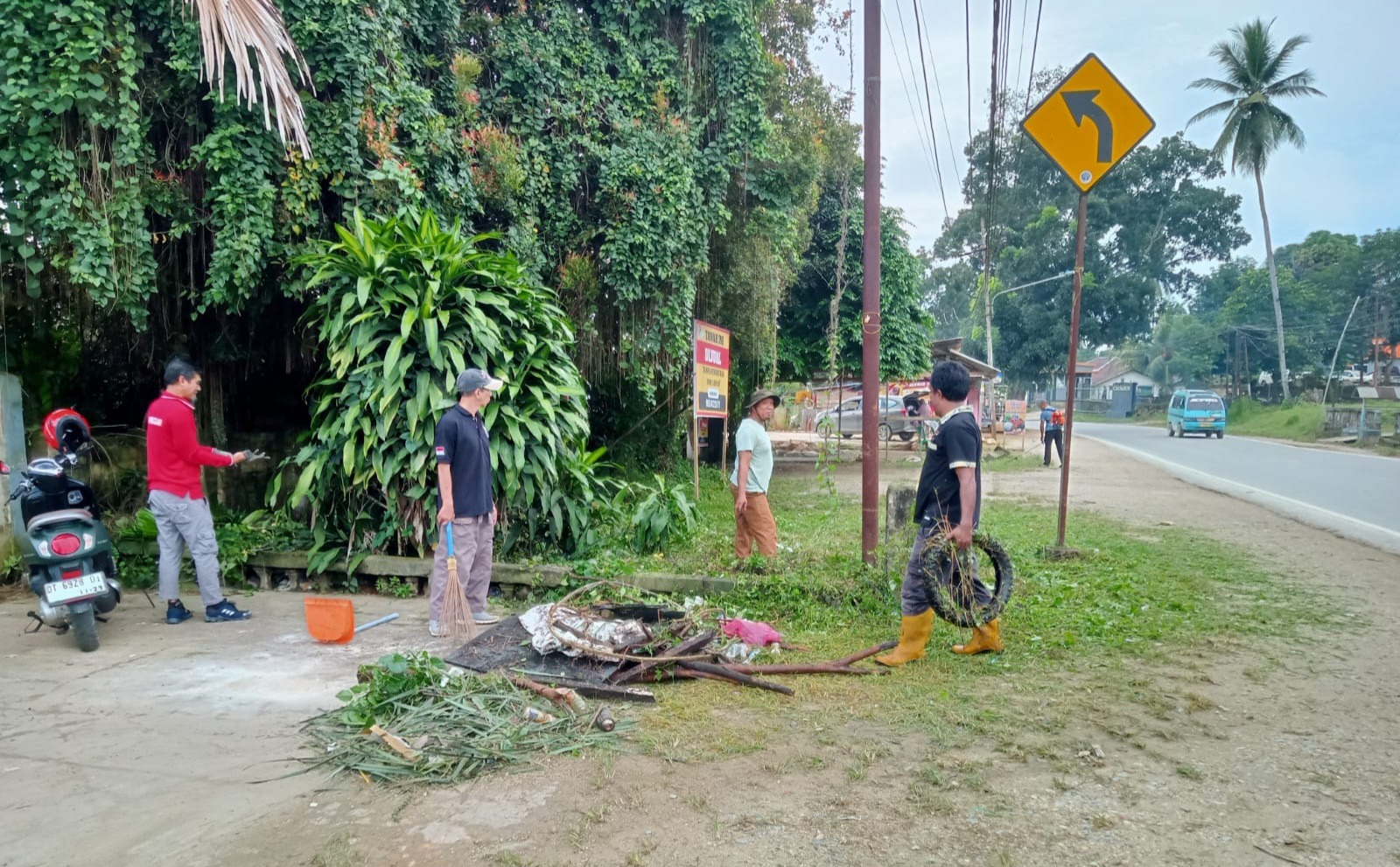 Rutin Gelar Aksi Bersih Lingkungan, Camat Puuwatu: Cegah Banjir dan Ciptakan Kenyamanan Warga 2 IMG 20250704 WA0038