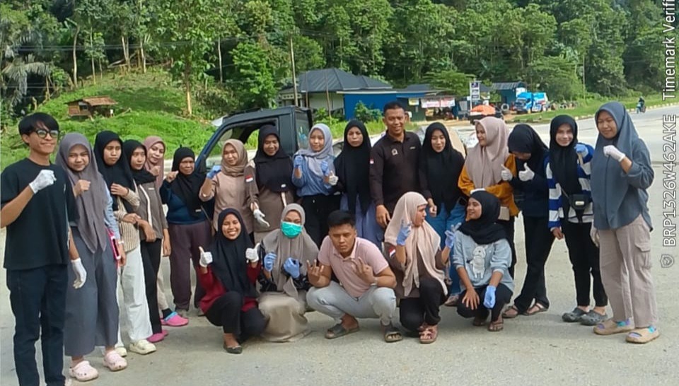 Camat Puuwatu Dukung Imbauan Wali Kota Kendari soal Antisipasi Bencana, Ajak Warga Waspada Cuaca Ekstrem 4 IMG 20250704 WA0045 2