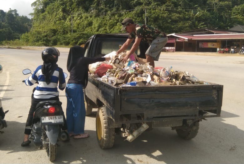Rutin Gelar Aksi Bersih Lingkungan, Camat Puuwatu: Cegah Banjir dan Ciptakan Kenyamanan Warga 4 IMG 20250704 WA0046