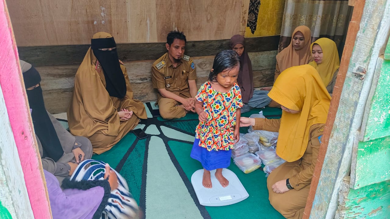 Tekan Stunting di Kendari, Camat Puuwatu Bagikan Makanan Tambahan dan Bentuk Kelurahan Ketahanan Pangan 4 IMG 20250709 WA0016