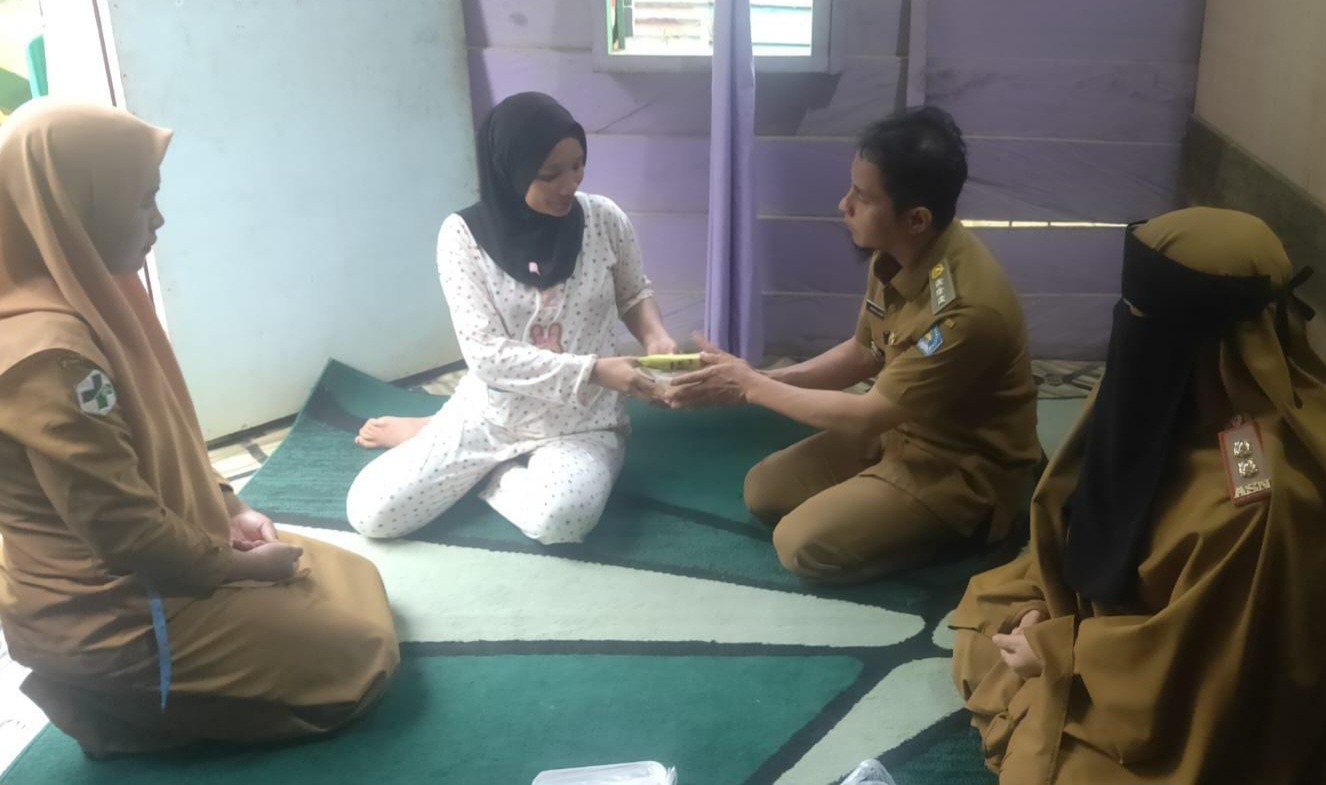 Tekan Stunting di Kendari, Camat Puuwatu Bagikan Makanan Tambahan dan Bentuk Kelurahan Ketahanan Pangan 2 IMG 20250709 WA0018