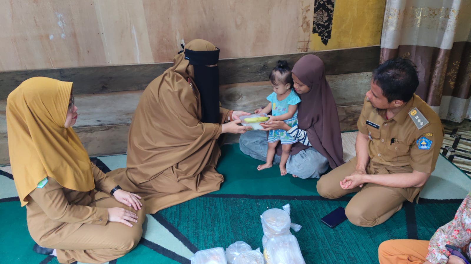 Tekan Stunting di Kendari, Camat Puuwatu Bagikan Makanan Tambahan dan Bentuk Kelurahan Ketahanan Pangan 3 IMG 20250709 WA0019