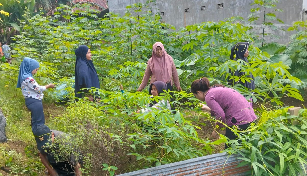 Dorong Kemandirian Pangan, Camat Puuwatu Gerakkan Warga Dukung Program "Kendari Berkebun" 2 IMG 20250712 WA00471