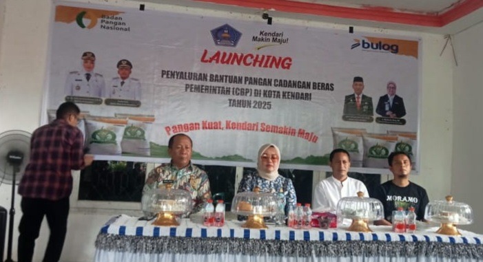Wali Kota Kendari Salurkan Bantuan Beras Pemerintah kepada Puluhan Ribu Keluarga di Puuwatu 2 IMG 20250718 WA0046