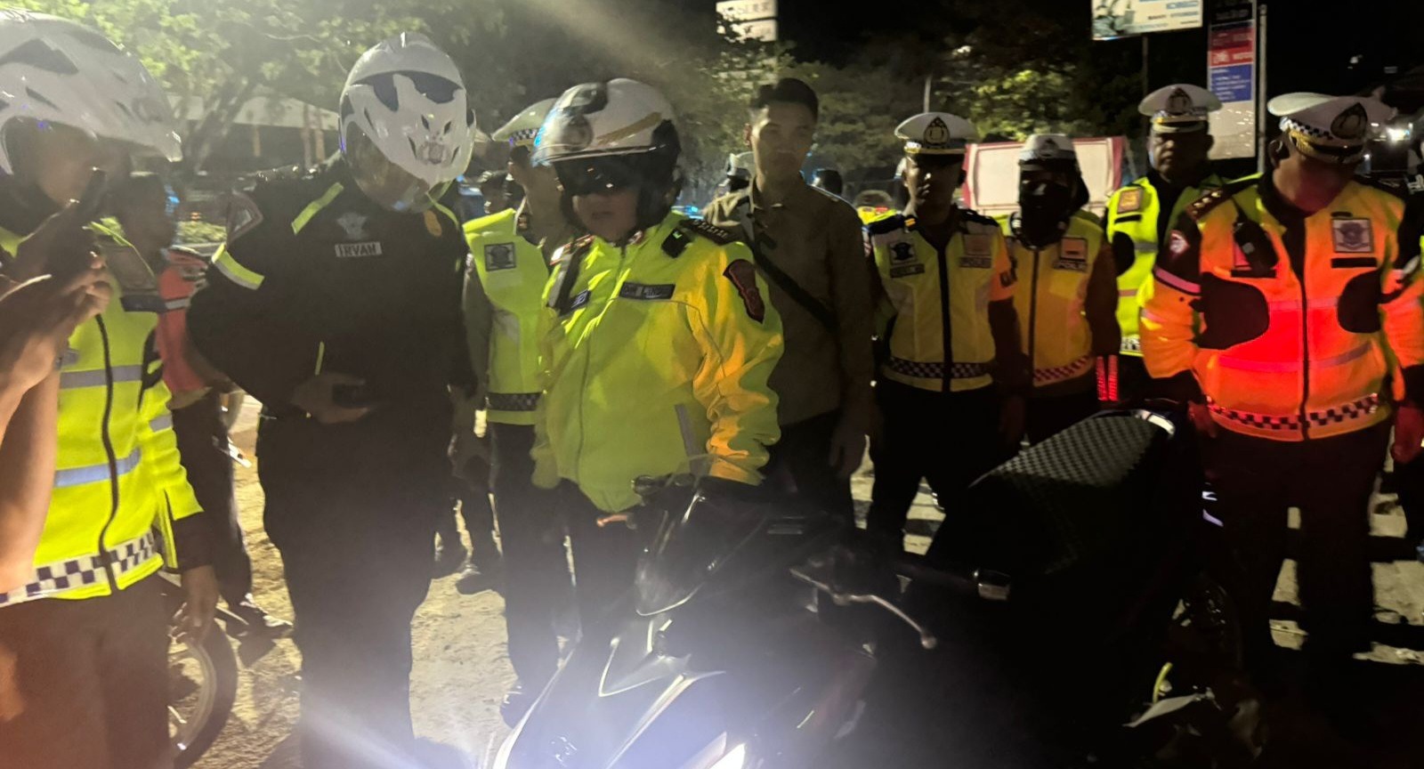 Camat Mandonga Apresiasi Patroli Malam Ditlantas Polda Sultra di Eks MTQ 4 IMG 20250727 WA0027