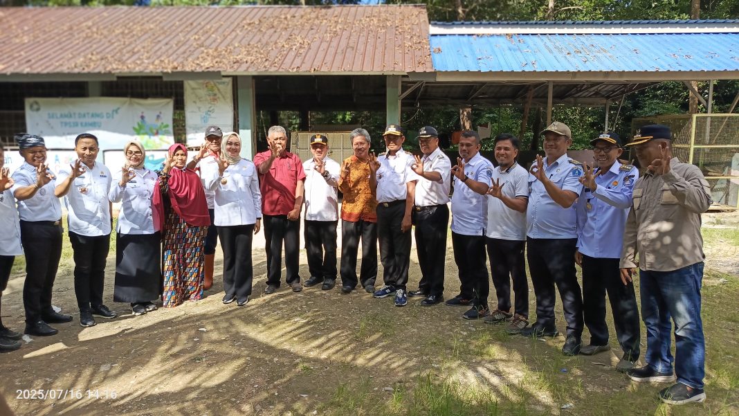 Wali Kota Kendari Ajak Camat Tinjau TPS3R Kambu, Dorong Pengelolaan Sampah Berbasis Lingkungan 3 IMG 20250716 141629 894 1068x601 1
