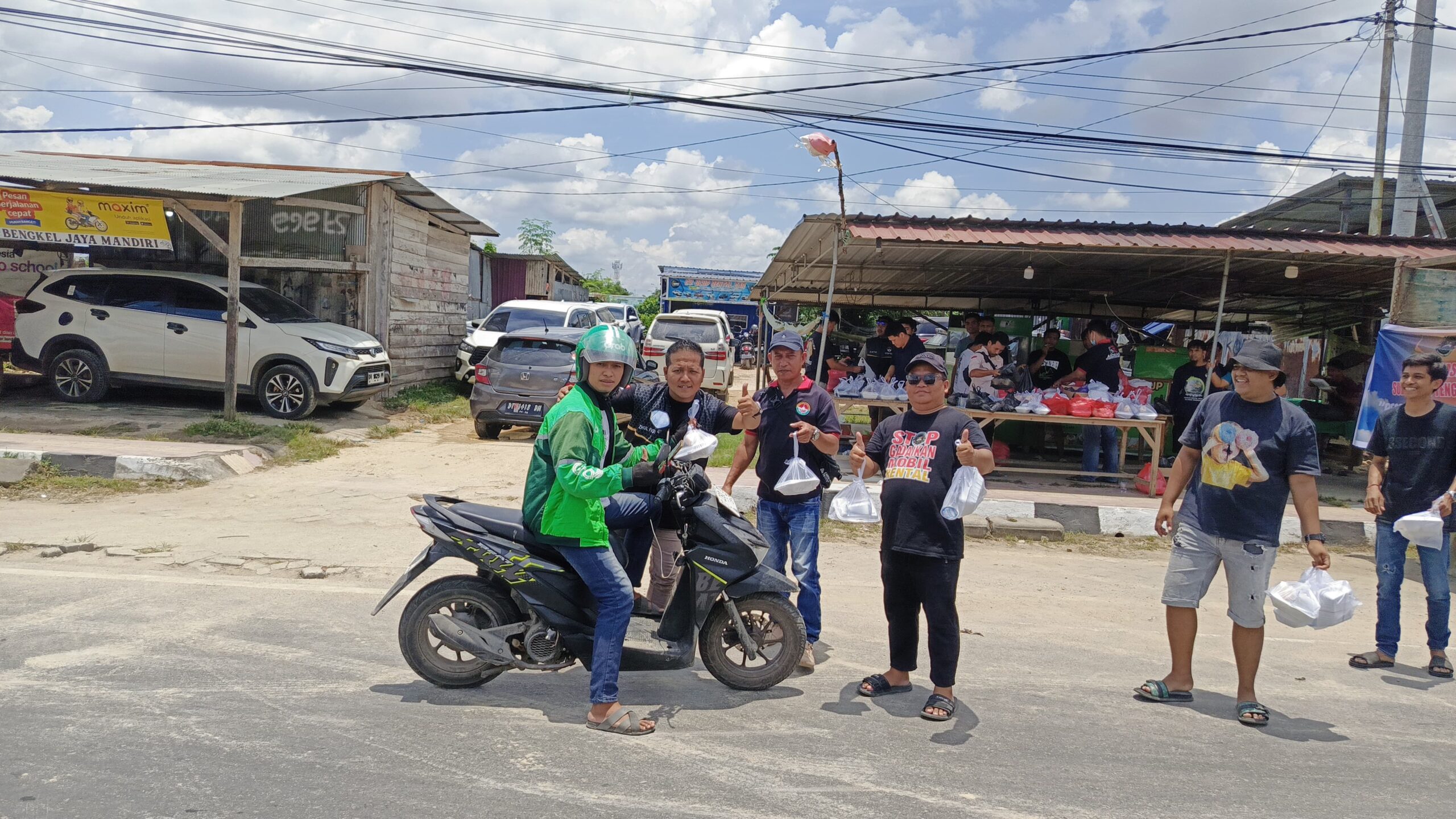 Turun ke Jalan, ARM Sultra Bagikan Seribu Paket Makan Siang untuk Ojol di Kendari 3 IMG 20251005 WA0057 scaled