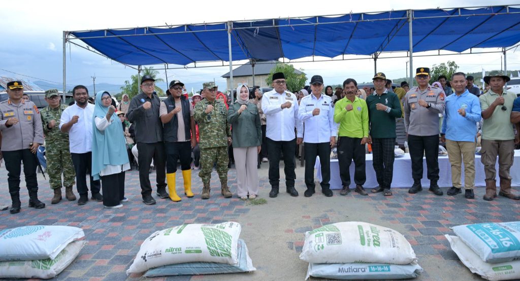 Di Tengah Bekas Banjir, Siska Karina dan Gubernur Sultra Panen Padi di Baruga 3 349e9afa d614 45a2 b8a3 28c7eebe250a 1024x725 1