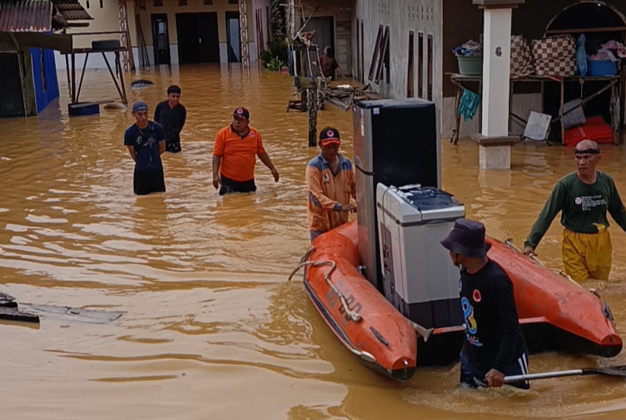 Banjir Kembali Rendam Kali Wanggu, BPBD Kendari Dirikan Tenda Pengungsi dan Salurkan Bantuan 2 IMG 20260509 WA00631 1
