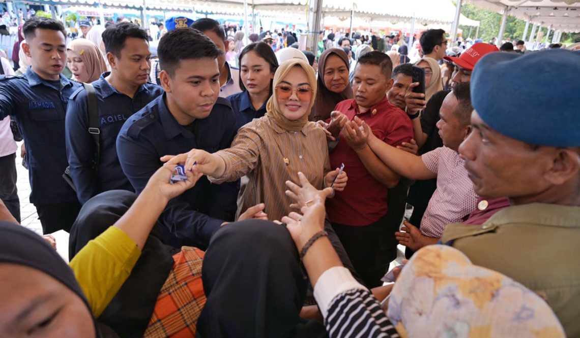 Wali Kota Kendari Gerak Cepat Stabilkan Harga Pangan, Ribuan Warga Serbu Pasar Murah 3 IMG 20260529 WA01381 1140x759 1
