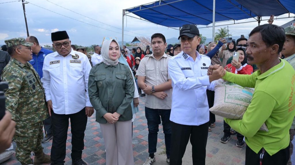 Di Tengah Bekas Banjir, Siska Karina dan Gubernur Sultra Panen Padi di Baruga 4 fd5fd28d 3cfa 4e7a 97e9 889216007360 1024x682 1