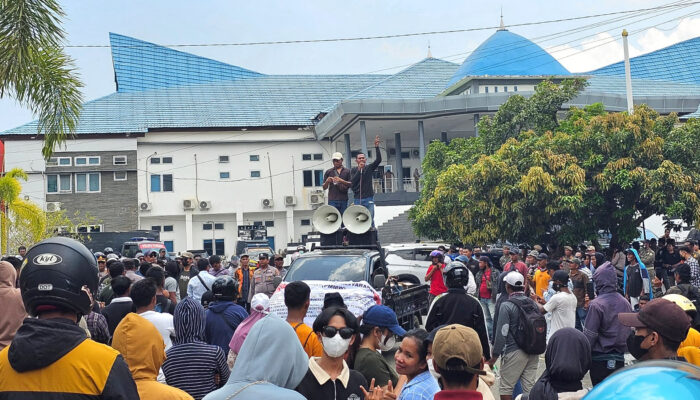 Masyarakat Wawonii saat menggelar aksi di DPRD Sultra, Selasa, (31/10). Foto Odeh