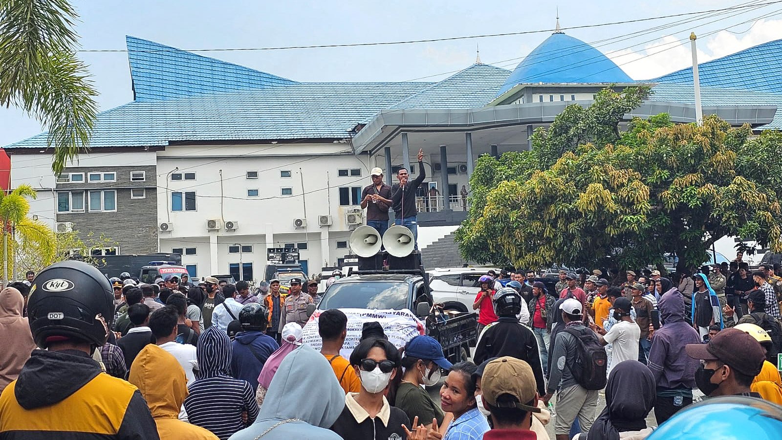 Masyarakat Wawonii saat menggelar aksi di DPRD Sultra, Selasa, (31/10). Foto Odeh