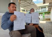 Pemilik lahan Sitti Nurma Paturusi saat memperlihatkan putusan Mahkama Agung di Pengadilan Negeri Kendari, Kamis (2/11/2023). Foto Andri