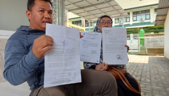Pemilik lahan Sitti Nurma Paturusi saat memperlihatkan putusan Mahkama Agung di Pengadilan Negeri Kendari, Kamis (2/11/2023). Foto Andri