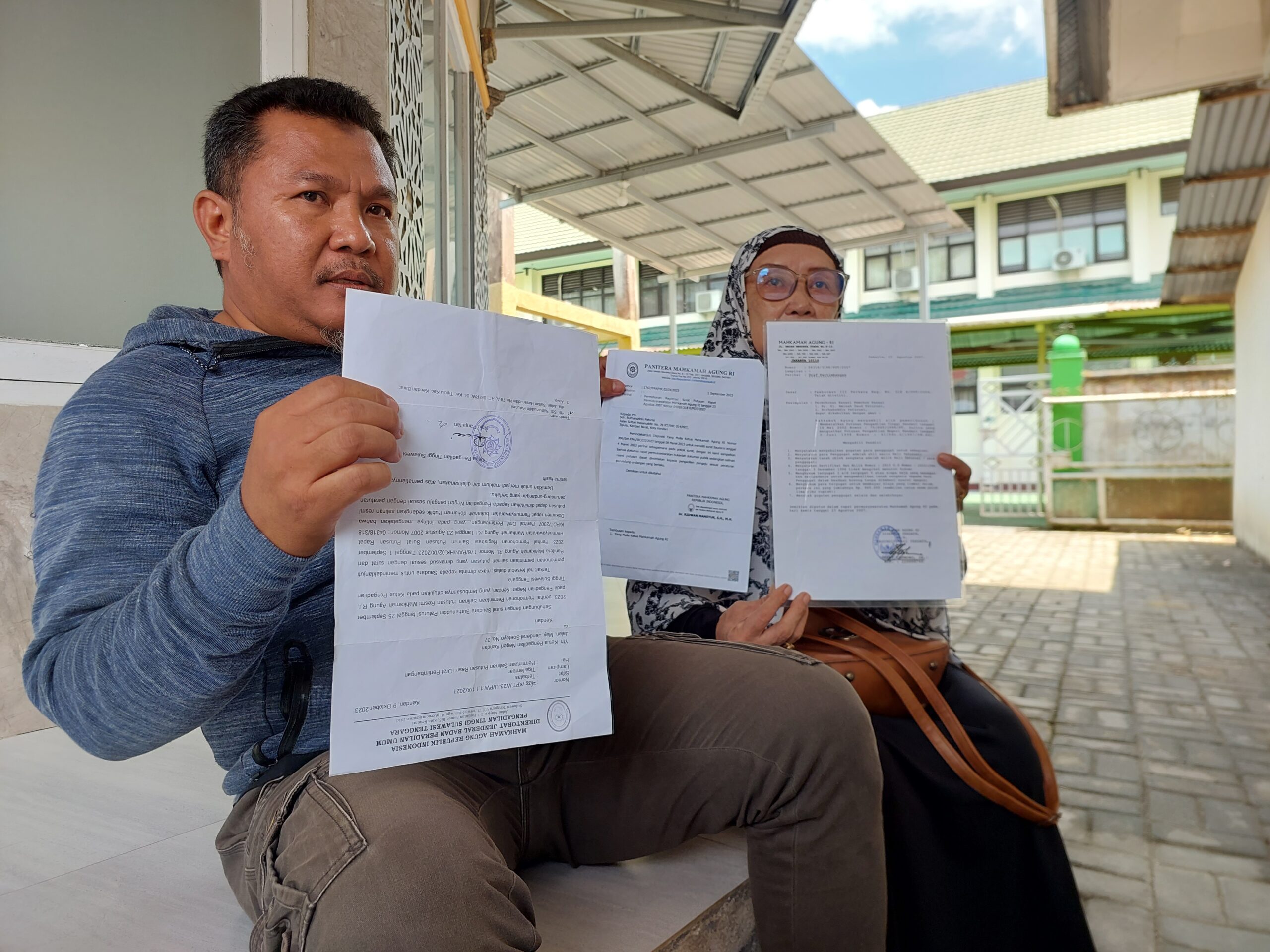 Pemilik lahan Sitti Nurma Paturusi saat memperlihatkan putusan Mahkama Agung di Pengadilan Negeri Kendari, Kamis (2/11/2023). Foto Andri